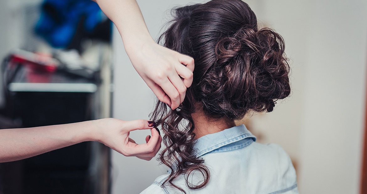 Profiissional Fazendo Penteado Em Uma Mulher